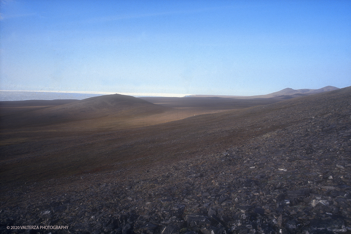 88 SIBERIA.jpg - Luglio/Agosto 1992. Siberia, terra dei Chukchi. Nell'oceano artico  125 Km a nord-est della penisola dei Chukchi (Siberia) c'Ã¨ l'isola di Wrangel, essa ospita piÃ¹ del doppio di specie vegetali (417) di qualsiasi territorio artico a paritÃ  di superficie nonchÃ¨ 30 specie diverse di uccelli oltre ad orsi polari, foche e trichechi ; per questo motivo   Ã¨ stata proclamata patrimonio dell'umanitÃ  dall'UNESCO. Nella foto la tundra nella parte sud dell'isola di Wrangel